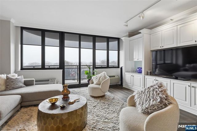 100 Carlyle Drive 9ES, Cliffside Park, NJ 07010