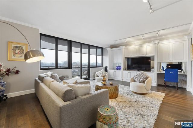 100 Carlyle Drive 9ES, Cliffside Park, NJ 07010