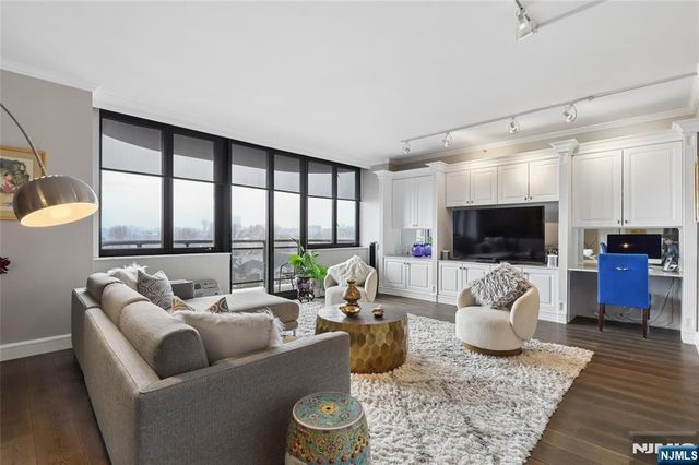 100 Carlyle Drive 9ES, Cliffside Park, NJ 07010