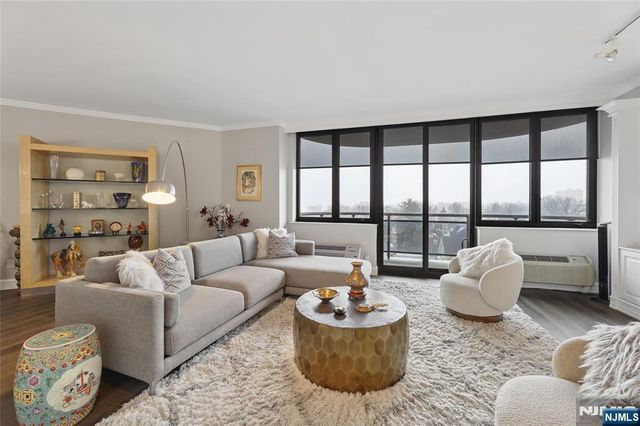 100 Carlyle Drive 9ES, Cliffside Park, NJ 07010
