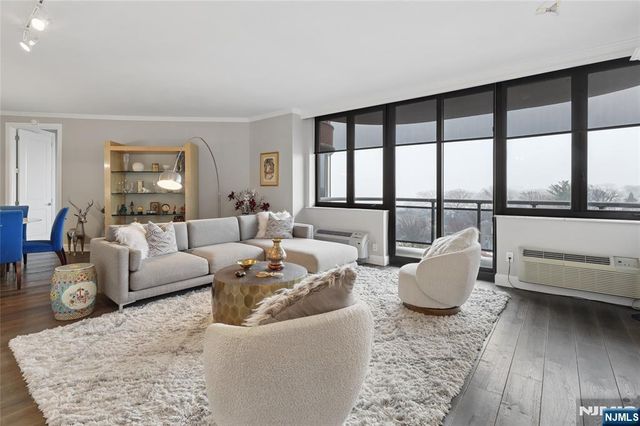 100 Carlyle Drive 9ES, Cliffside Park, NJ 07010