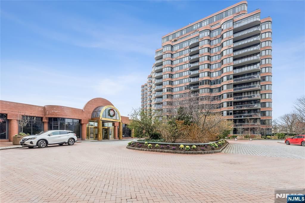 100 Carlyle Drive 9ES, Cliffside Park, NJ 07010