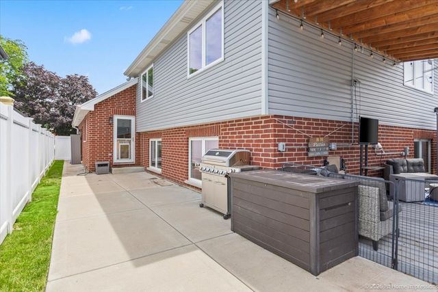 10132 S Keeler Avenue, Oak Lawn, IL 60453