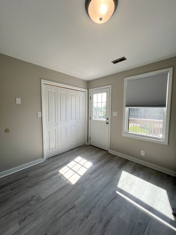 1521 W Knollwood Cir Apt B, Clarksville, TN 37043