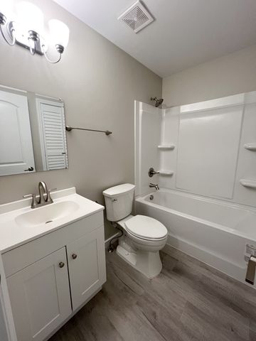 1521 W Knollwood Cir Apt B, Clarksville, TN 37043