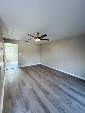 1521 W Knollwood Cir Apt B, Clarksville, TN 37043