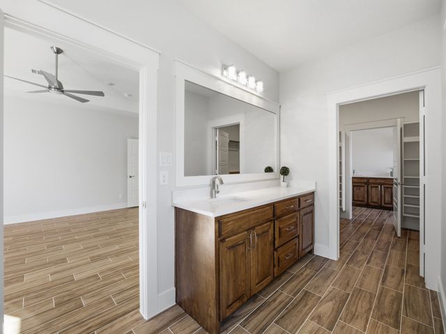 107 W Stagecoach Trail, Weatherford, TX 76085