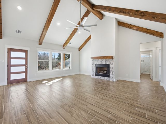 107 W Stagecoach Trail, Weatherford, TX 76085