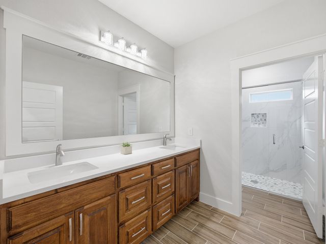 107 W Stagecoach Trail, Weatherford, TX 76085