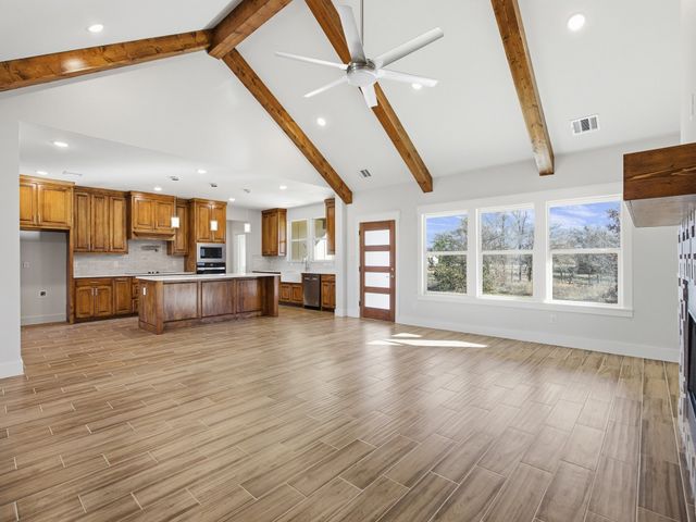 107 W Stagecoach Trail, Weatherford, TX 76085