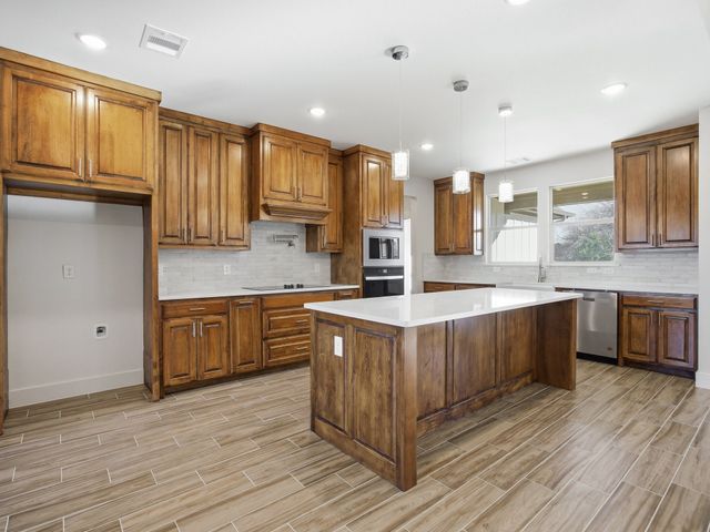 107 W Stagecoach Trail, Weatherford, TX 76085