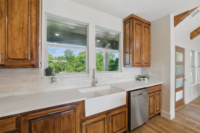 107 W Stagecoach Trail, Weatherford, TX 76085