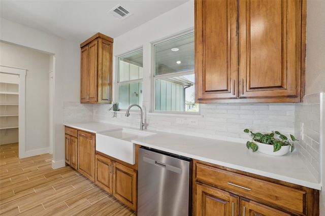 107 W Stagecoach Trail, Weatherford, TX 76085