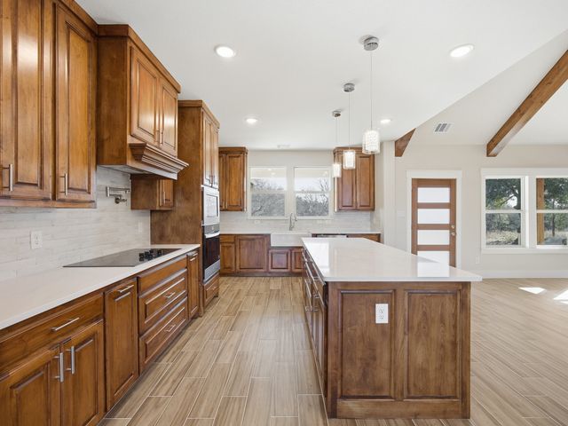 107 W Stagecoach Trail, Weatherford, TX 76085