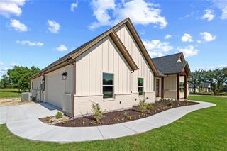 107 W Stagecoach Trail, Weatherford, TX 76085