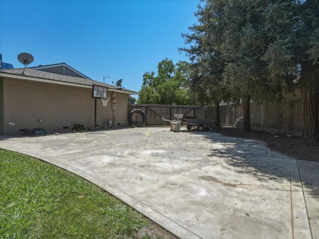 6676 N Wolters Avenue, Fresno, CA 93710