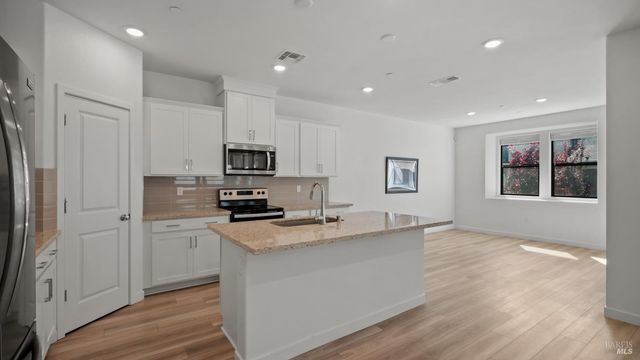 1586 Waterside Ln, Rohnert Park, CA 94928