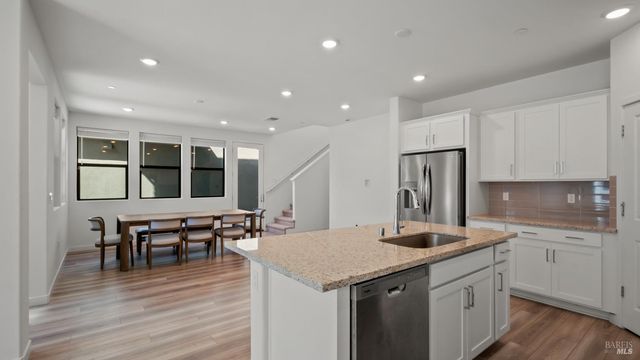 1586 Waterside Ln, Rohnert Park, CA 94928