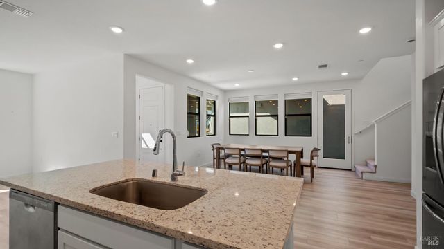 1586 Waterside Ln, Rohnert Park, CA 94928