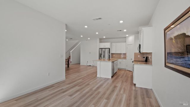 1586 Waterside Ln, Rohnert Park, CA 94928