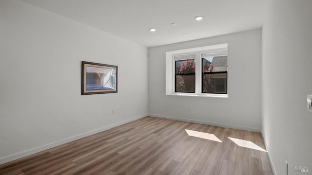 1586 Waterside Ln, Rohnert Park, CA 94928