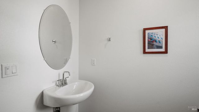 1586 Waterside Ln, Rohnert Park, CA 94928