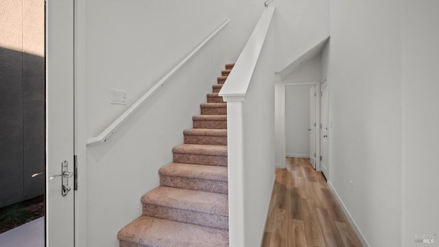 1586 Waterside Ln, Rohnert Park, CA 94928