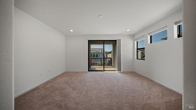 1586 Waterside Ln, Rohnert Park, CA 94928