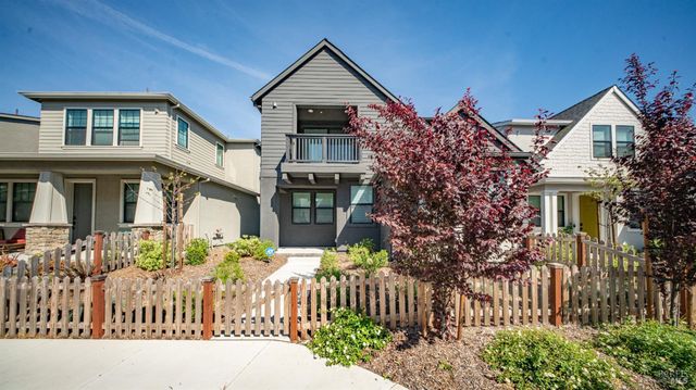 1586 Waterside Ln, Rohnert Park, CA 94928