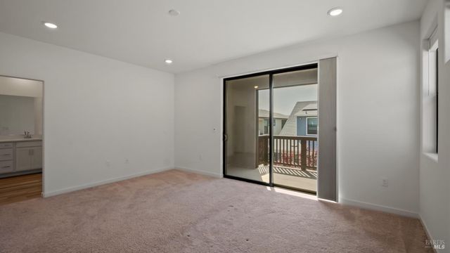 1586 Waterside Ln, Rohnert Park, CA 94928