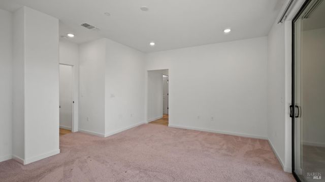 1586 Waterside Ln, Rohnert Park, CA 94928