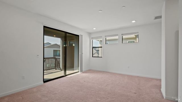 1586 Waterside Ln, Rohnert Park, CA 94928