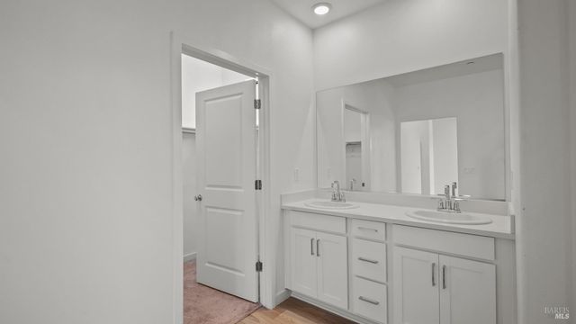 1586 Waterside Ln, Rohnert Park, CA 94928