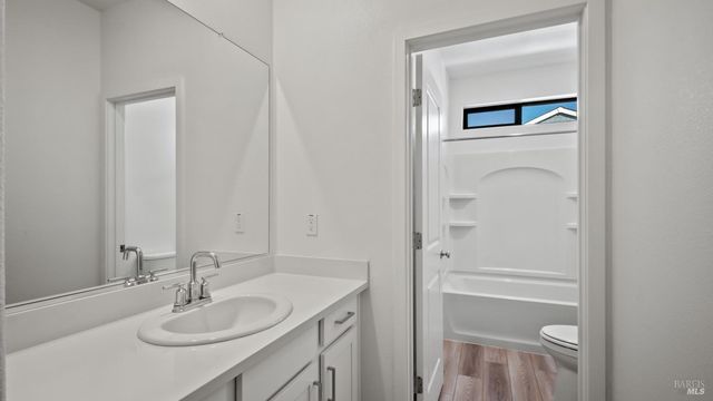 1586 Waterside Ln, Rohnert Park, CA 94928