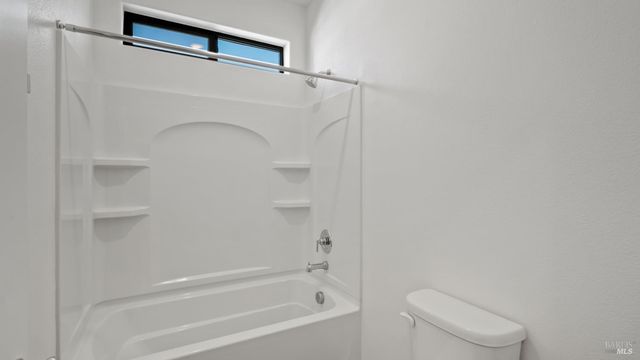 1586 Waterside Ln, Rohnert Park, CA 94928