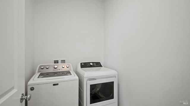 1586 Waterside Ln, Rohnert Park, CA 94928