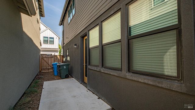 1586 Waterside Ln, Rohnert Park, CA 94928