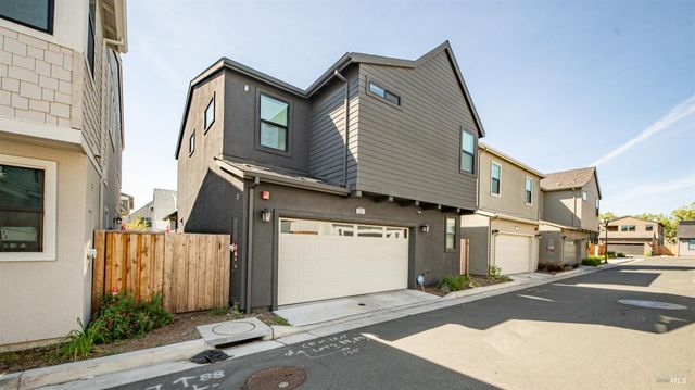 1586 Waterside Ln, Rohnert Park, CA 94928