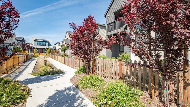 1586 Waterside Ln, Rohnert Park, CA 94928