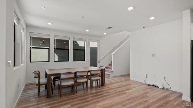 1586 Waterside Ln, Rohnert Park, CA 94928