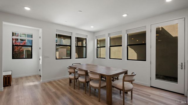 1586 Waterside Ln, Rohnert Park, CA 94928