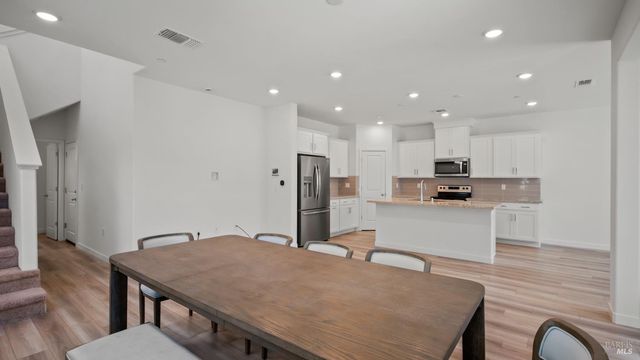 1586 Waterside Ln, Rohnert Park, CA 94928