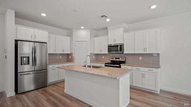 1586 Waterside Ln, Rohnert Park, CA 94928