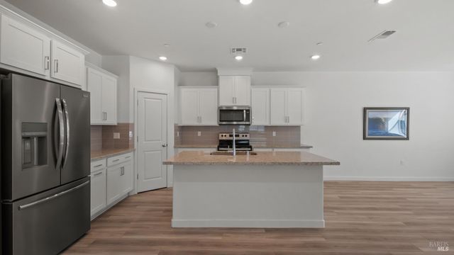 1586 Waterside Ln, Rohnert Park, CA 94928