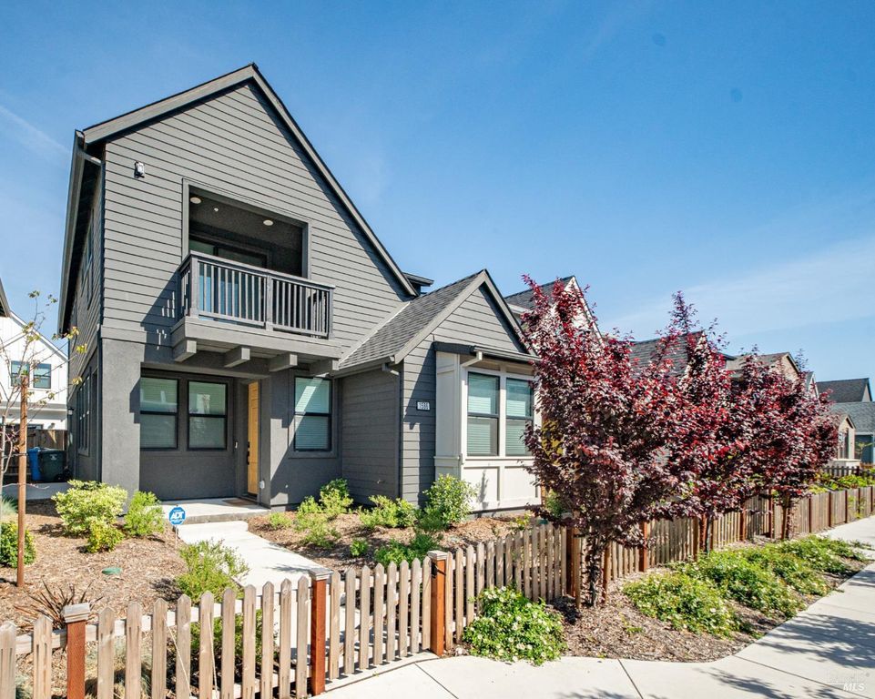 1586 Waterside Ln, Rohnert Park, CA 94928