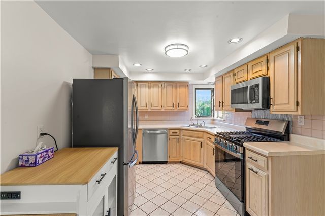 115 Bost Dr, West Mifflin, PA 15122