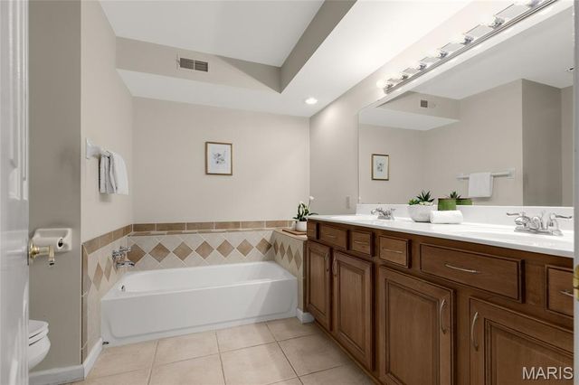 526 Sarah Lane 22, Creve Coeur, MO 63141