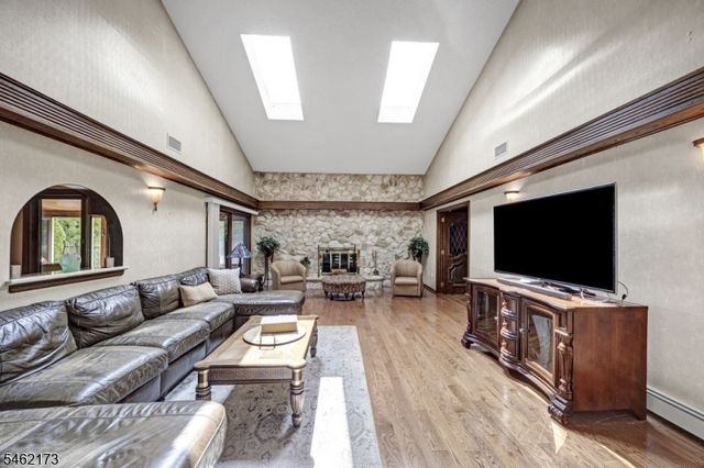 25 Woodbine Rd, Florham Park Boro, NJ 07932