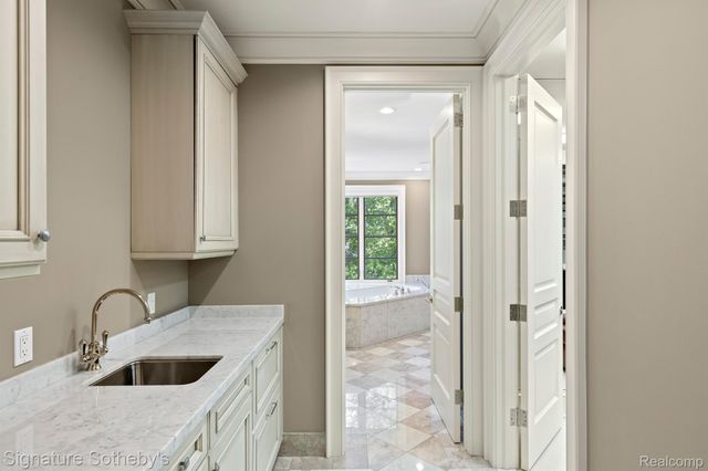 2759 Turtle Ridge Drive, Bloomfield Charter Township, MI 48302