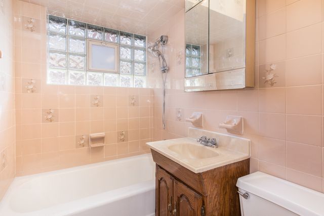 4846 W Foster Avenue, Chicago, IL 60630